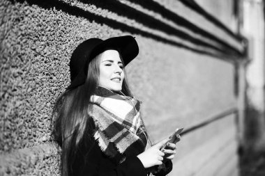 Bir genç kızın bir yolda siyah ve beyaz fotoğraf