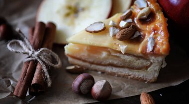 Tarçın ve ahşap bir masa üzerinde elma turtası. Taze pasta zekâ