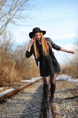 Şehrin içinde bir deri yelek sokak aşağı bir kız yürüyor bir 