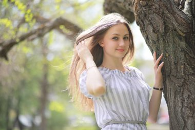 Bir kız bir bahar yeşil park