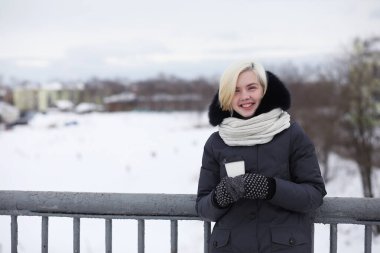 Kışın bir yolda genç güzel kız