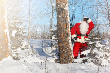 Noel Baba hediyeleri ile açık gelir. Noel Baba kırmızı bir SÜ
