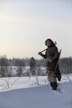 Defender'ı posta zırh genç savaşçı