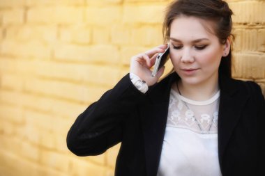 Sevimli kız bir sonbahar Park