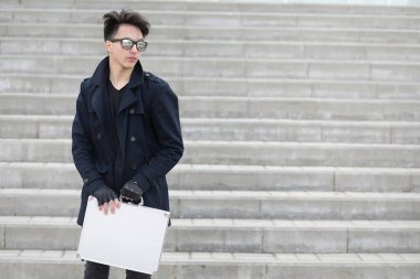 Metal bir bavulun içinde şehrin Asya adam. Asya ve gümüş ca