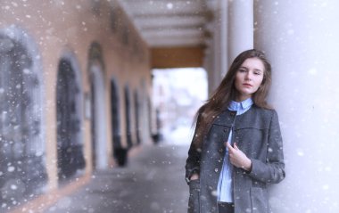 Genç kız açık havada kışın. Model kız açık havada bir w üzerinde poz