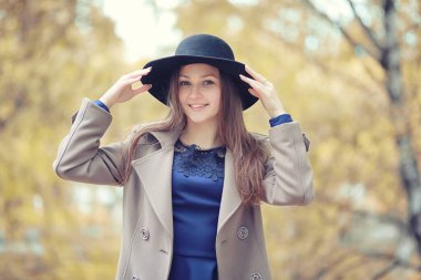 Sonbahar yağmurlu hava ve bir şemsiye ile genç bir adam