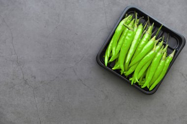 Acı yeşil biber. Siyah Şili biberi..