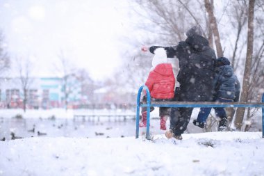 Çocuklar parkta ilk kar yürümek
