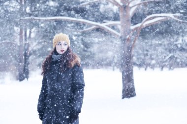 Güzel kızı güzel kış kar