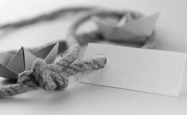 tek renkli fotoğraf sopa ile kalın örgülü halat ve gemi kağıt 