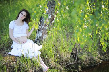 Doğada yürüyüş yaz için hamile kadın