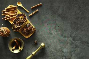 Yemek pişirmek için baharatlar. Tarçın ve anason. Baharatlar için Pestle.