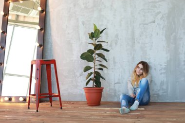 Genç bir kız rahat bir oda aittir