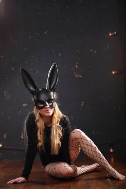 siyah bir maske bir kız