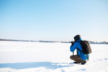 Yolculuk. Kameralı bir turist güzel yerlerin fotoğraflarını çeker..