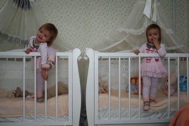 ikiz kız ile genç ailesi