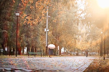 parkta sonbahar yağmur