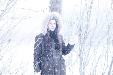 Güzel kızı güzel kış kar