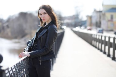 Bahar şehrin içinden bir yürüyüşte kız