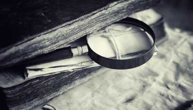 Bir eski retro kitap masada. Geçmişte bir ansiklopedi bir