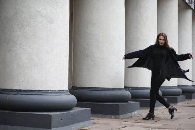 İş merkezinde paltolu güzel kız 