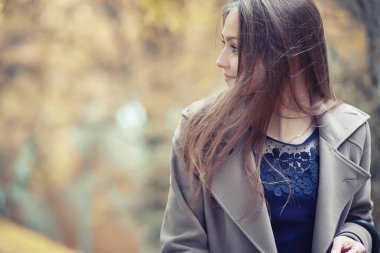 Sonbahar yağmurlu hava ve bir şemsiye ile genç bir adam