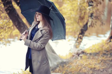 Sonbahar yağmurlu hava ve bir şemsiye ile genç bir adam