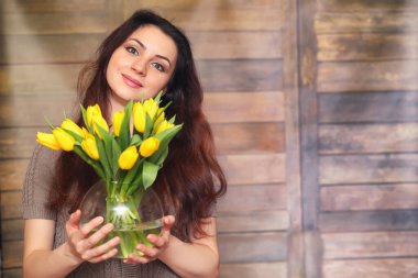Bir buket Sarı laleler kızla. Bir hediye çiçek kız