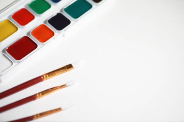 Beyaz bir kağıt üzerine resimler çizmek.