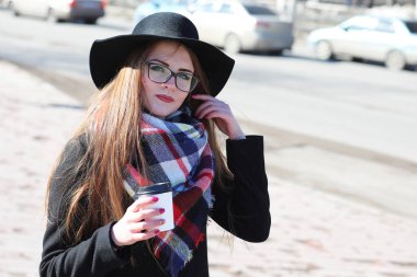 Güneşli havalarda bir yürüyüşte kız