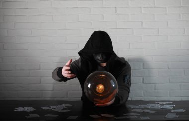 Bir fortune teller top olan bir adam