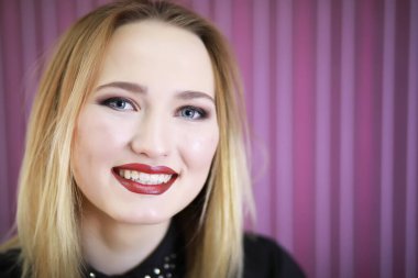 Genç kız ile bir makyaj sanatçısı