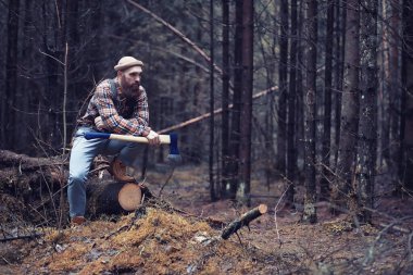 Sonbahar yağmurlu hava ve bir şemsiye ile genç bir adam