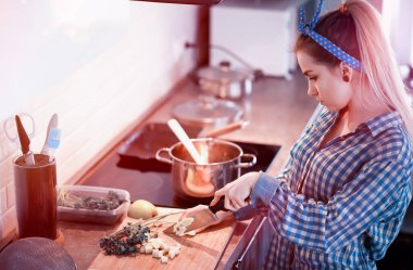 Sevimli Genç kız mutfakta yemek hazırlar