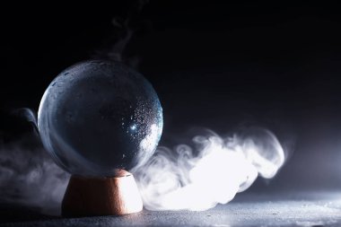 Kaderi tahmin etmek için kristal top. Gelecek için tahmin.