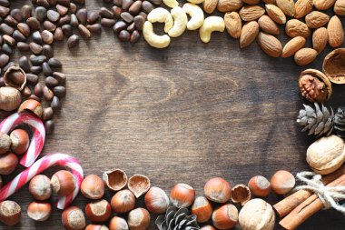 Ahşap bir masa farklı fındık. Sedir, kaju fıstığı, fındık, walnu