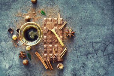 Masanın üzerinde bir kalıp süt çikolatası. Fındıklı çikolata.