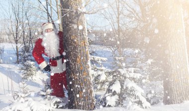 Noel Baba hediyeleri ile açık gelir. Noel Baba kırmızı bir SÜ