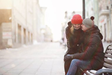 Genç çift kışın yürüyor