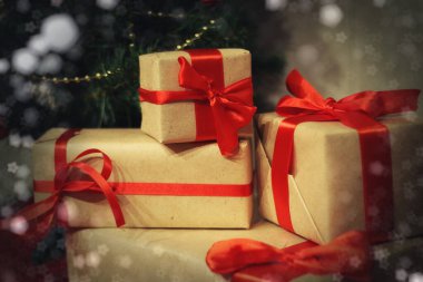 Noel ağacının yanında hediyeler, yakın görüş.