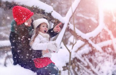 Bir kış masal, genç bir anne ve kızı bir kızak sürmek
