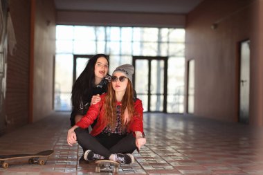 Genç hippi kız bir kaykay sürme. Kızlar kız f