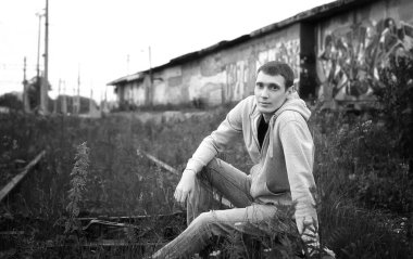 Siyah beyaz kapüşonlu adam.