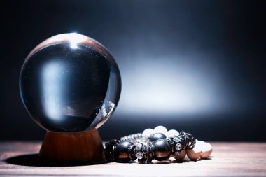 Kaderi tahmin etmek için kristal top. Gelecek için tahmin.