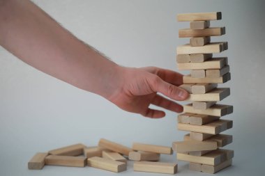 Masa oyunu jenga kulesi bir tahta sopa