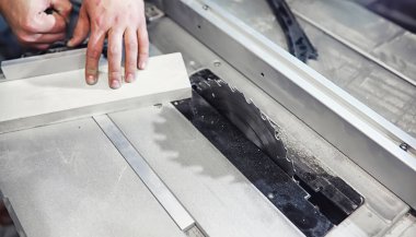 Araçları ve süreç içinde elektrikli testere ile atölye çalışması