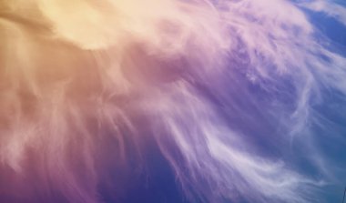 Beyaz bir gökyüzünde bulutlar