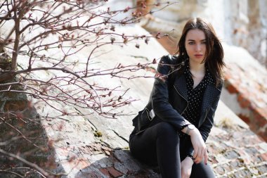 Bahar şehrin içinden bir yürüyüşte kız