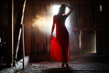 Kırmızı elbiseli güzel bir kız silüeti